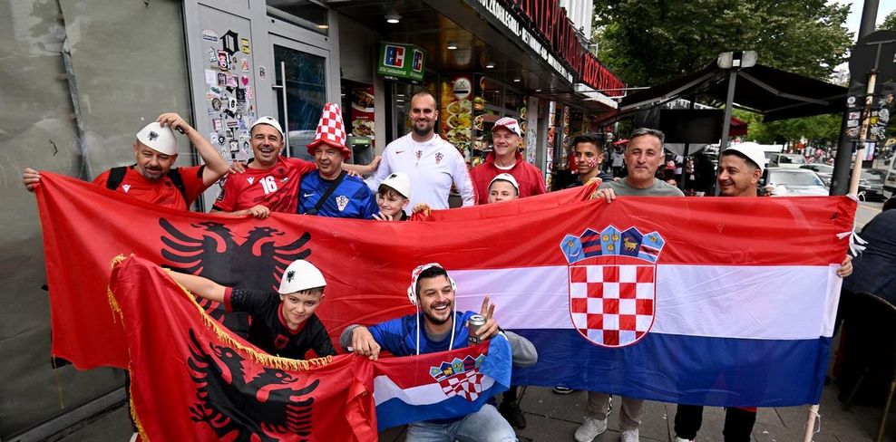 Albanische und kroatische Fans fiebern gemeinsam dem Spiel entgegen.