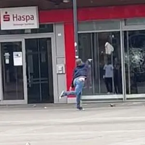 Mann randaliert in Vorraum der haspa - dann wirft er scheiben ein – Festnahme am Fleetplatz