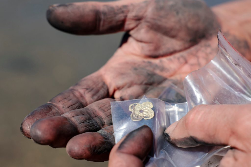 Ruth Blankenfeldt hält ein Schmuckstück in der Hand.