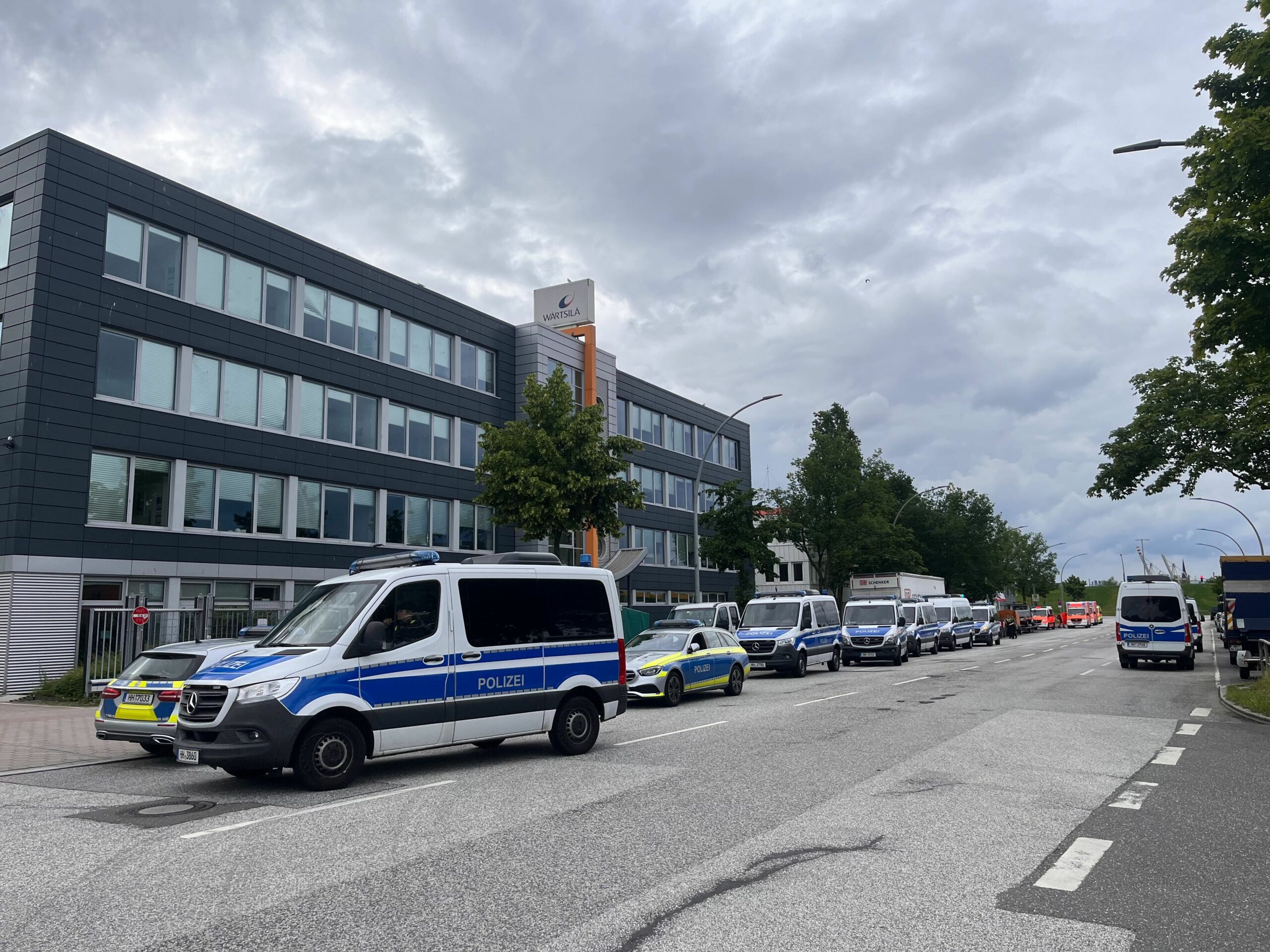 Polizei vor Gebäude