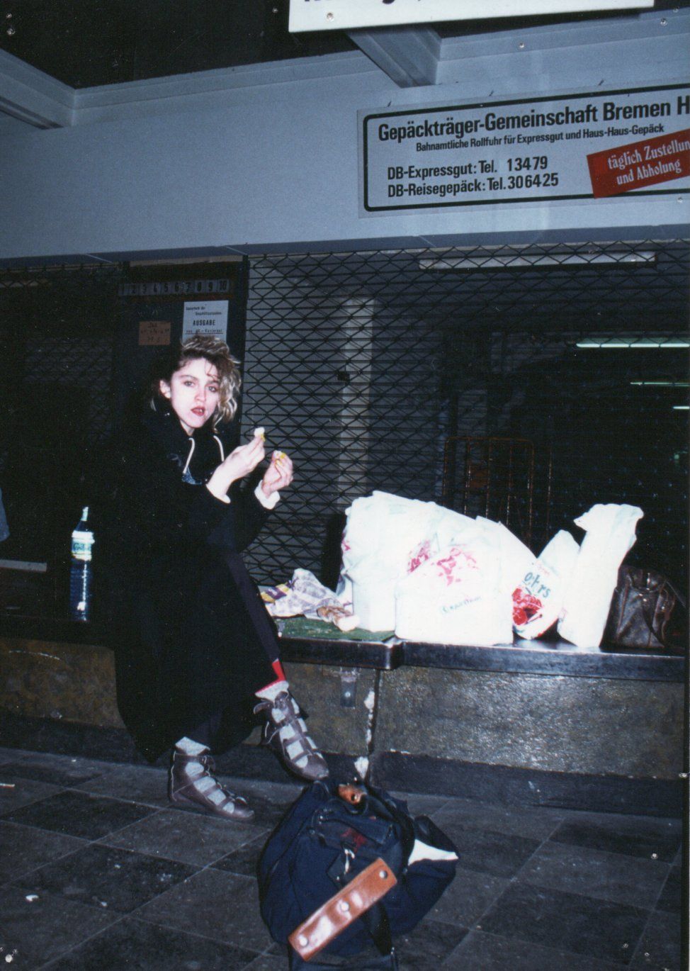 Madonna sitzt am Bremer Hauptbahnhof
