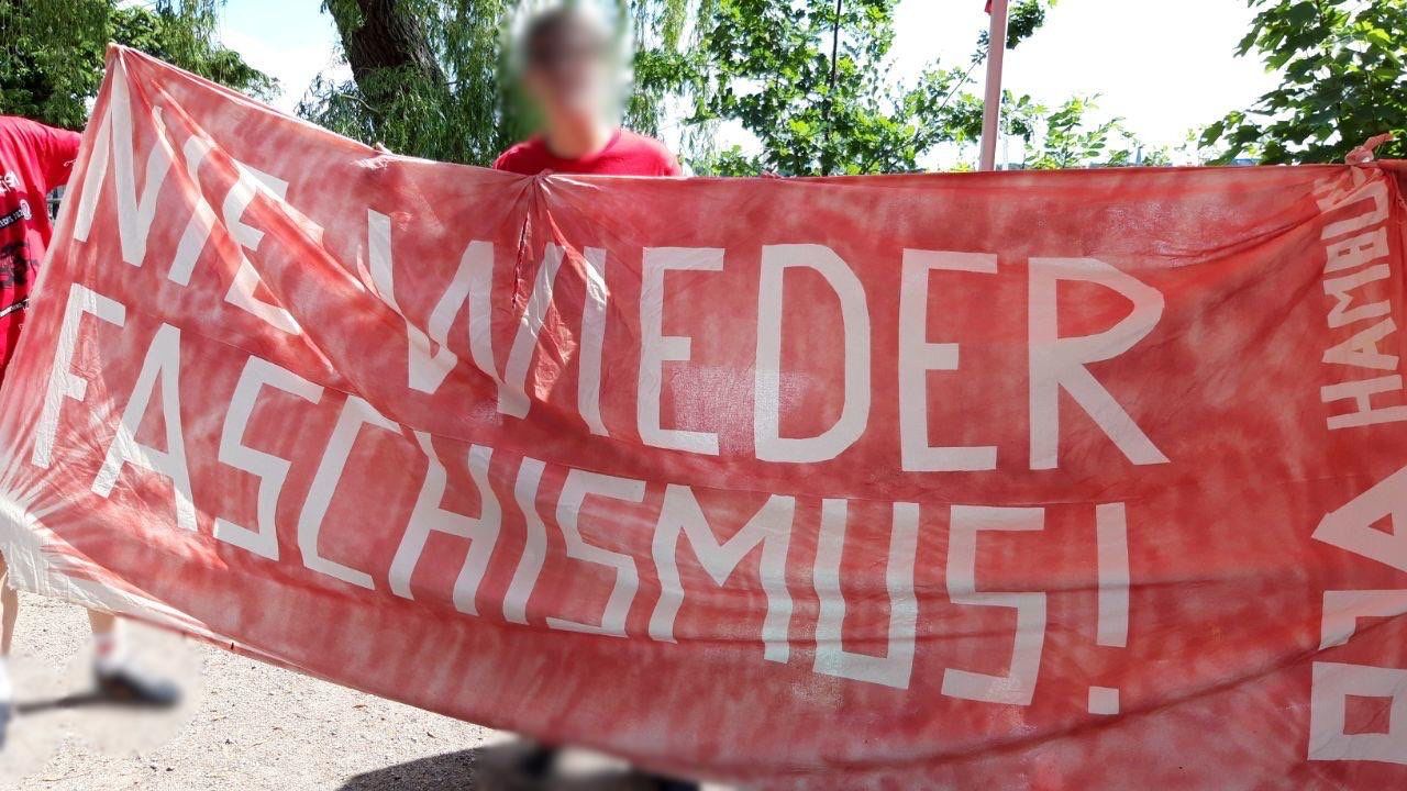 Das umstrittene Banner am Wasserstand der DGB-Jugend beim „Lauf gegen rechts“.