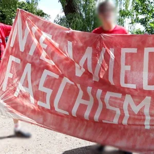 Das umstrittene Banner am Wasserstand der DGB-Jugend beim „Lauf gegen rechts“.