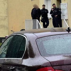 Polizisten stehen am Einsatzort.