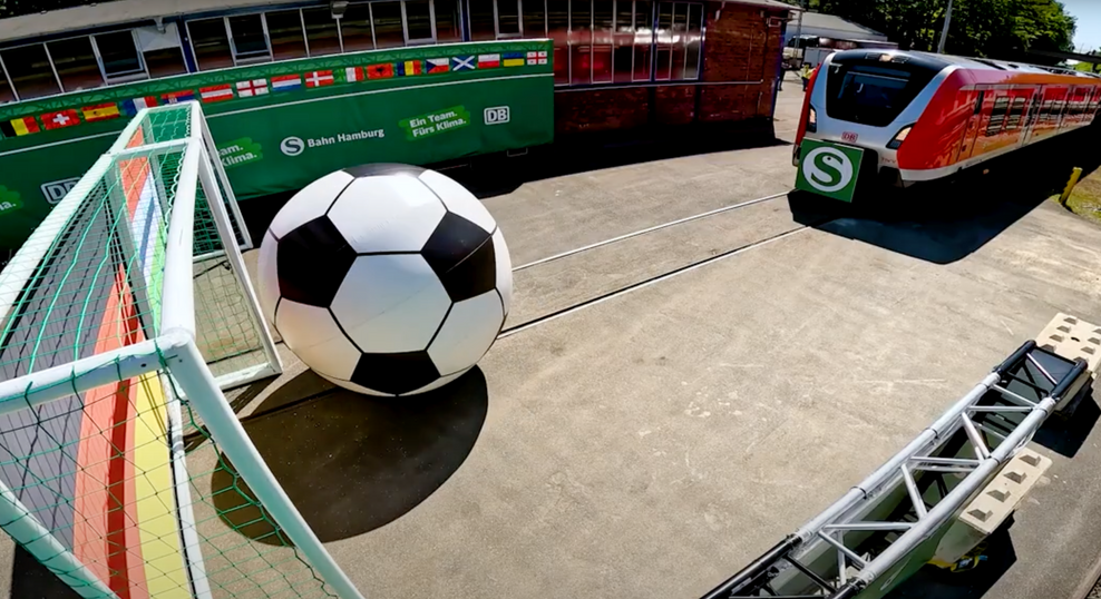 Für das Deutschland-Ungarn Spiel landete der Ball im deutschen Tor.