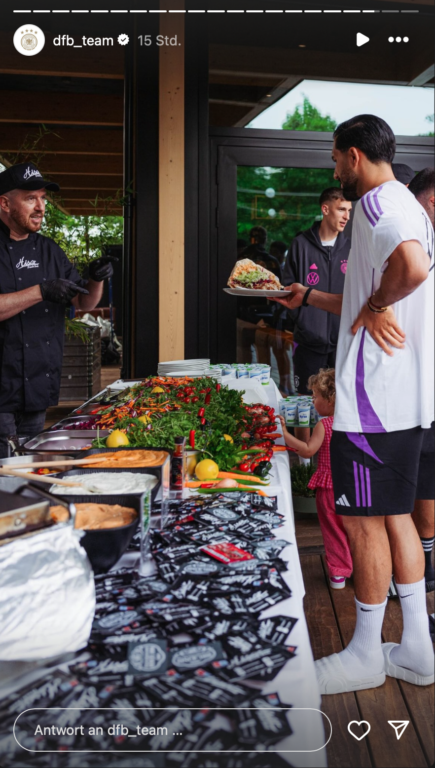 Emre Can holt sich seinen Döner ab