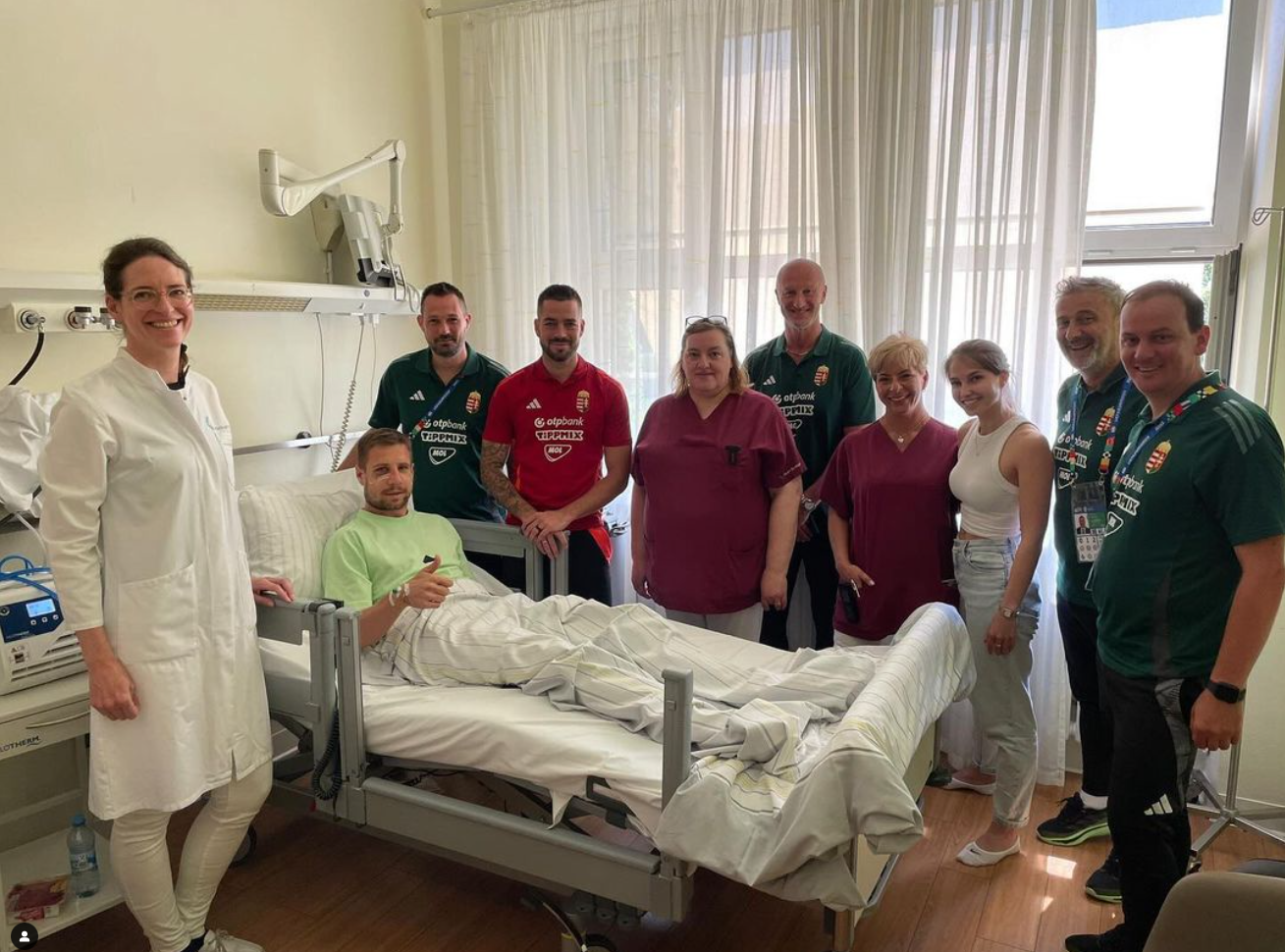 Barnabas Varga wird vom Trainerteam im Krankenhaus besucht