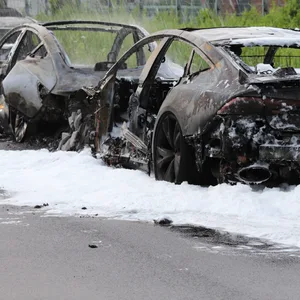 Drei Autos sind auf der Rudolf-Diesel-Straße in Elmshorn komplett ausgebrannt.
