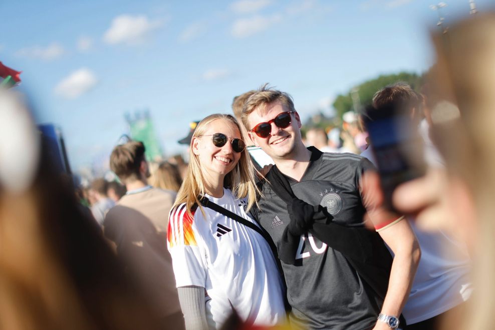 Charlotte (25) und Fynn (28) auf dem Hamburger Fanfest.