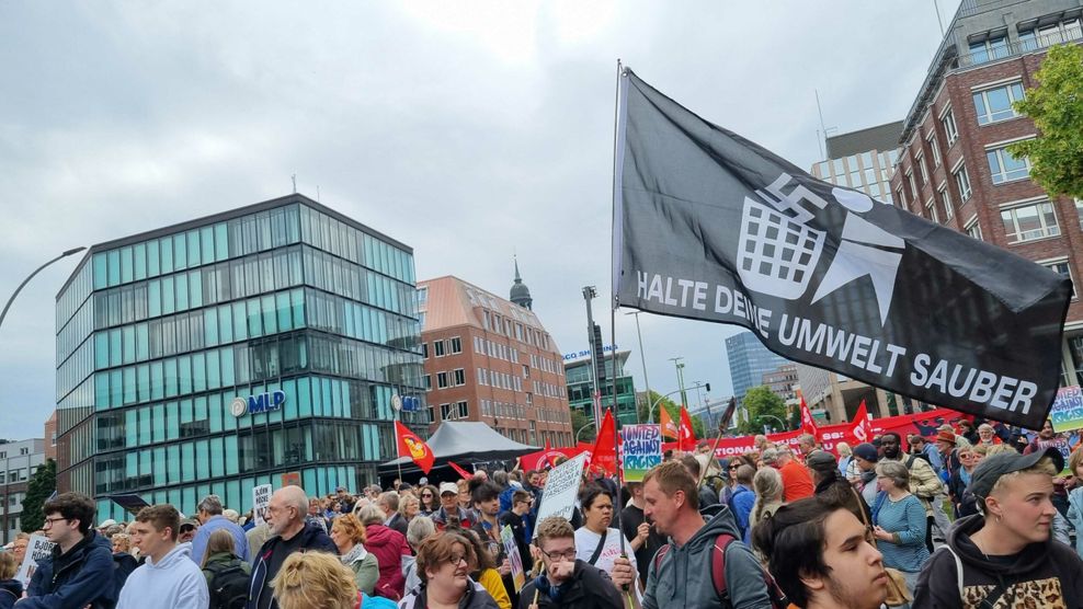 Hamburger Demo gegen Rechtsextremismus: Der Platz vor der Hauptbühne füllt sich.