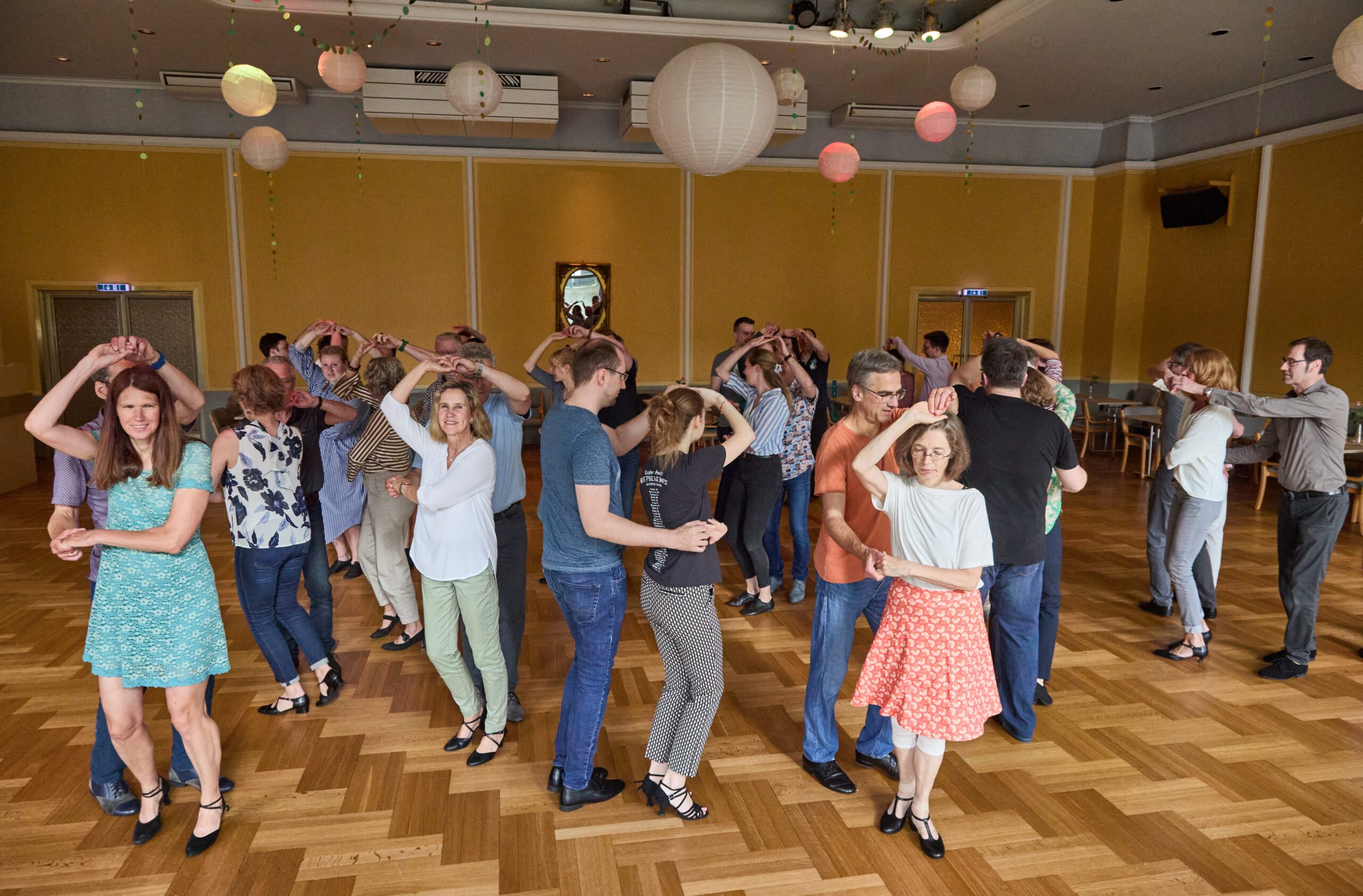 Kiel: Paare aus dem Tanzkreis der Kieler Tanzschule Gemind nehmen Tanzunterricht. Nach der Corona-Pandemie erlebt das Tanzen einen neuen Boom, die Tanzschulen spüren bundesweit wieder große Nachfrage.