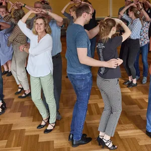 Kiel: Paare aus dem Tanzkreis der Kieler Tanzschule Gemind nehmen Tanzunterricht. Nach der Corona-Pandemie erlebt das Tanzen einen neuen Boom, die Tanzschulen spüren bundesweit wieder große Nachfrage.
