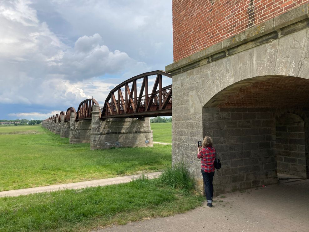 Diese Eisenbahnbrücke an der Elbe ist jetzt ein Skywalk