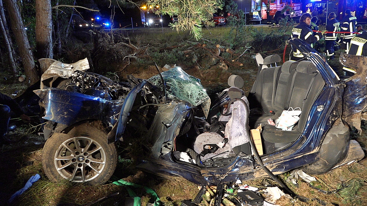 Der BMW war am Mittwochabend bei Herzsprung von der A24 abgekommen und gegen einen Baum geprallt.