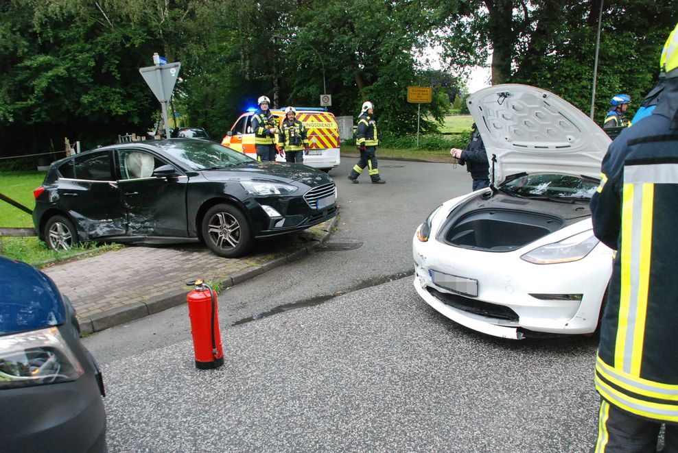 Nach Verfolgungsjagd – ziviler Polizeiwagen aus Hamburg verunglückt in Börnsen