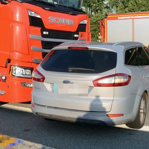 Der Sattelzug schob den Kombi vor sich her.