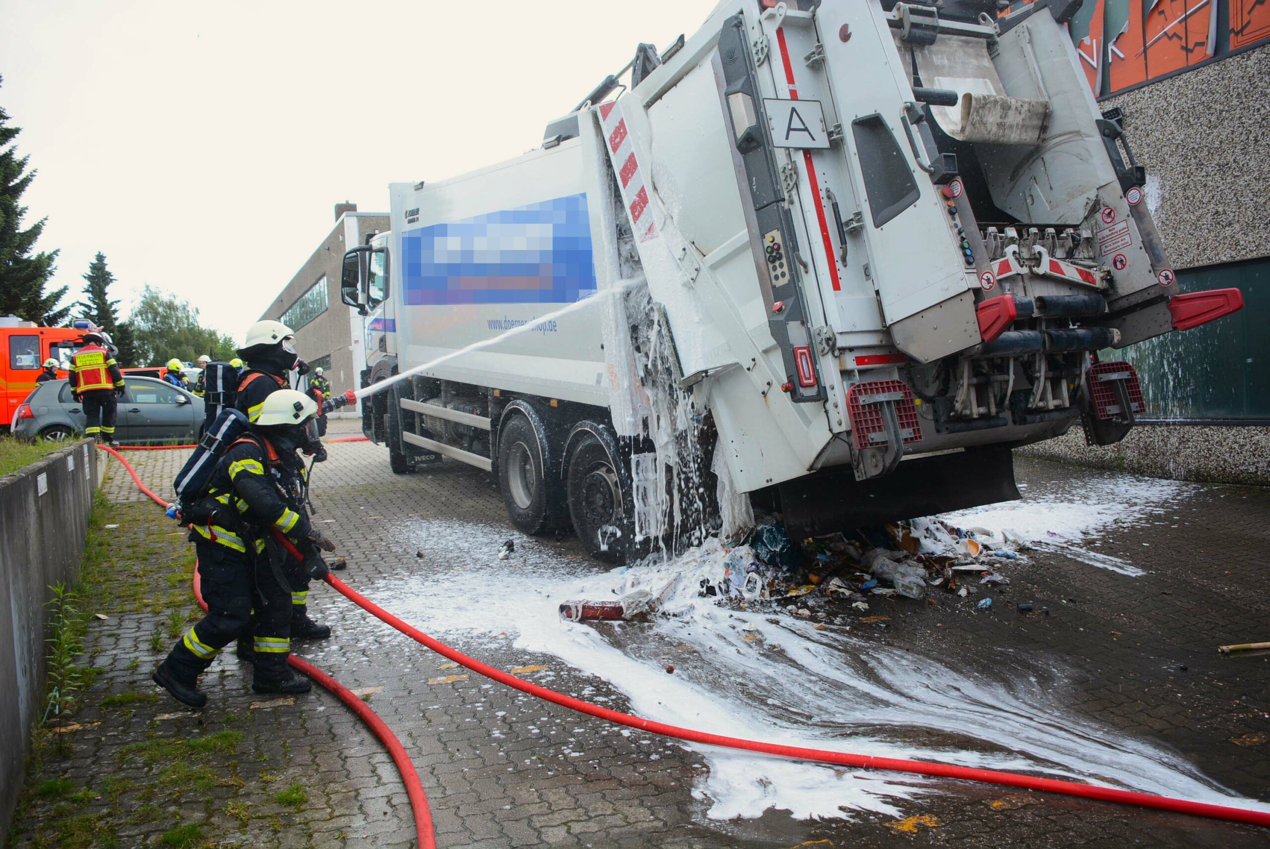 Feuer in Mülllaster in Barsbüttel – schwierige Löscharbeiten.