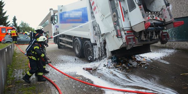 Feuer in Mülllaster in Barsbüttel – schwierige Löscharbeiten.