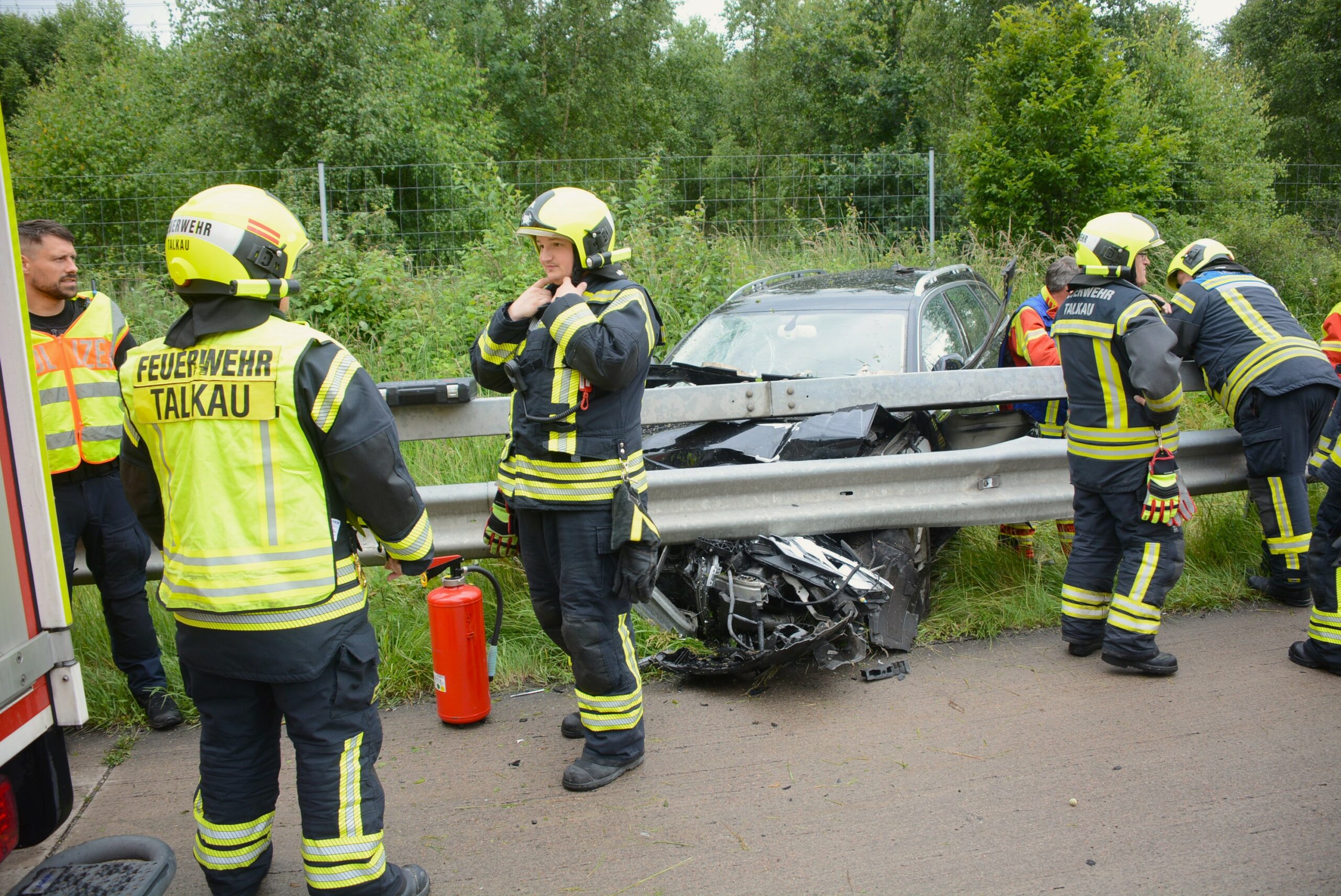 Unfall auf Autobahn bei Gudow – Audi verkeilt sich unter leitplanke, ein Verletzter
