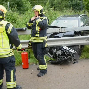 Unfall auf Autobahn bei Gudow – Audi verkeilt sich unter leitplanke, ein Verletzter