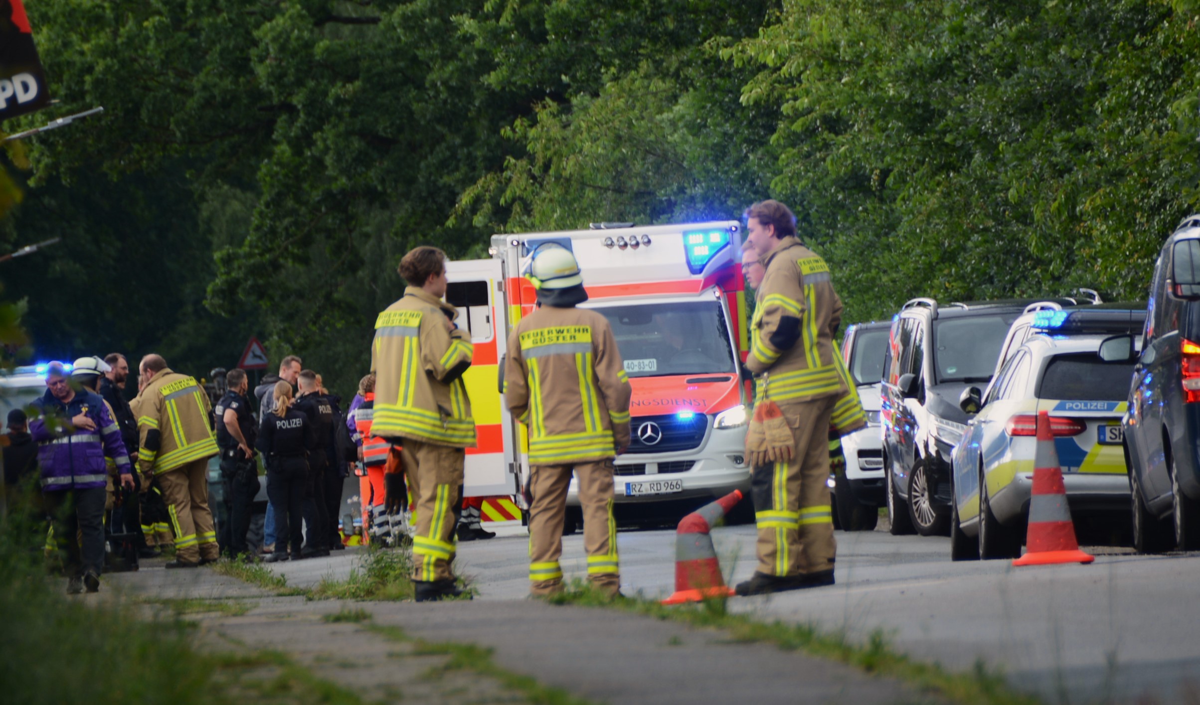 Rettungskräfte am Unfallort in Güster.