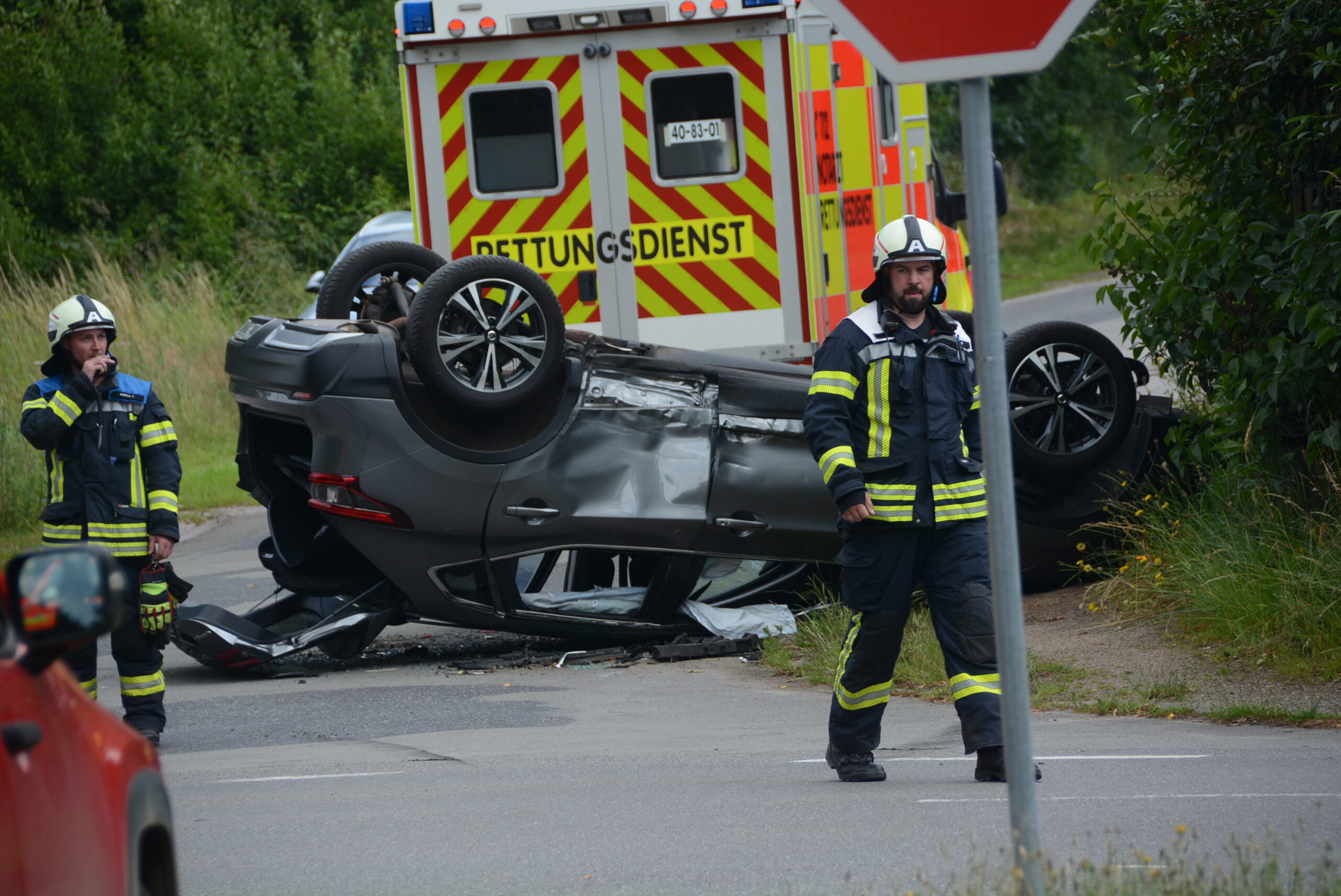 Der SUV wurde von einem Pkw gerammt und stürzte aufs Dach.