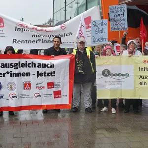 Rentner demonstrieren mit Unterstützern aus der Politik für eine Ausgleichszahlung.