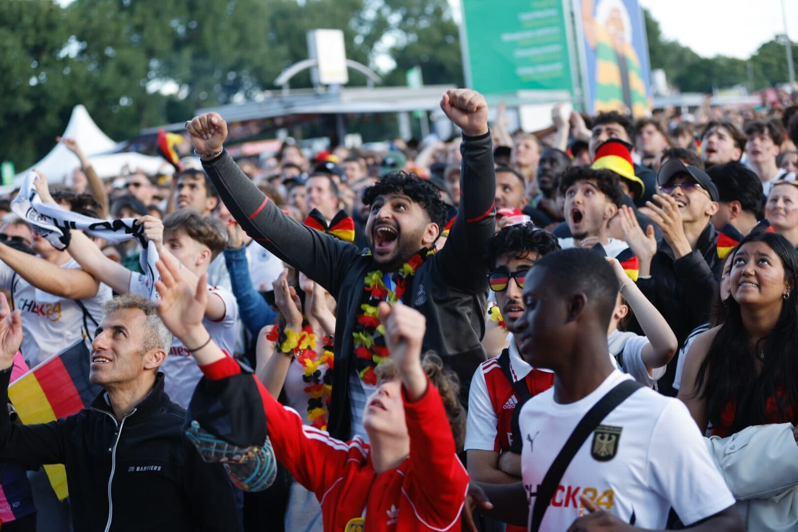 Abpfiff – und große Erleichterung auf dem Hamburger Fanfest: Deutschland hat 2:0 gegen Ungarn gewonnen.