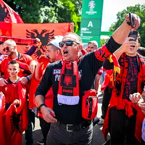 Albanische Fans sorgen vor dem Spiel außerhalb des Volksparkstadions für Stimmung.