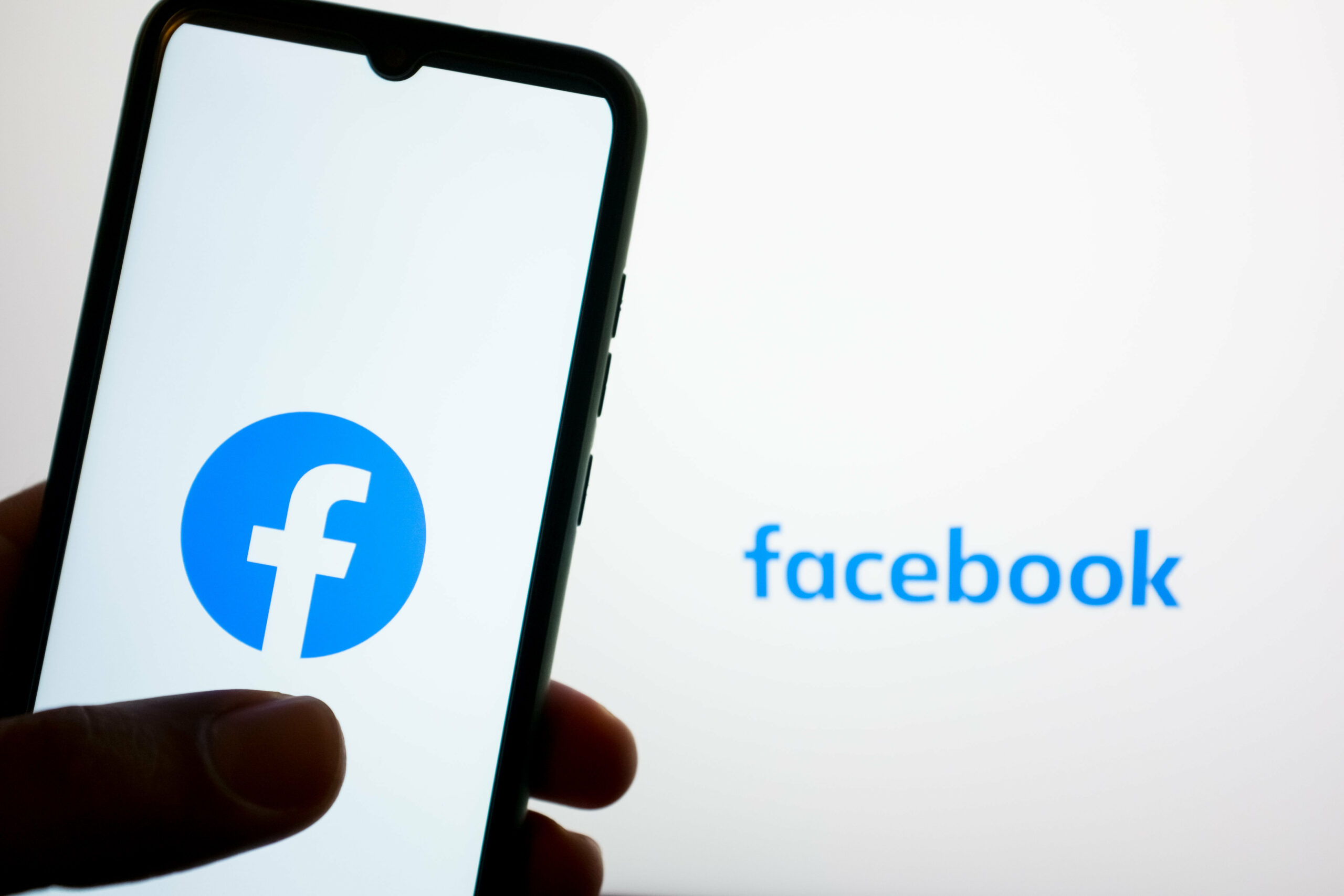 Das Facebook-Logo auf einem Handy (Symbolbild).