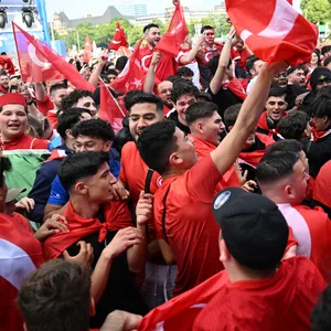 Türkei-Fans schauen das Spiel ihrer Mannschaft gegen Portugal am vergangenen Samstag auf dem Heiligengeistfeld.