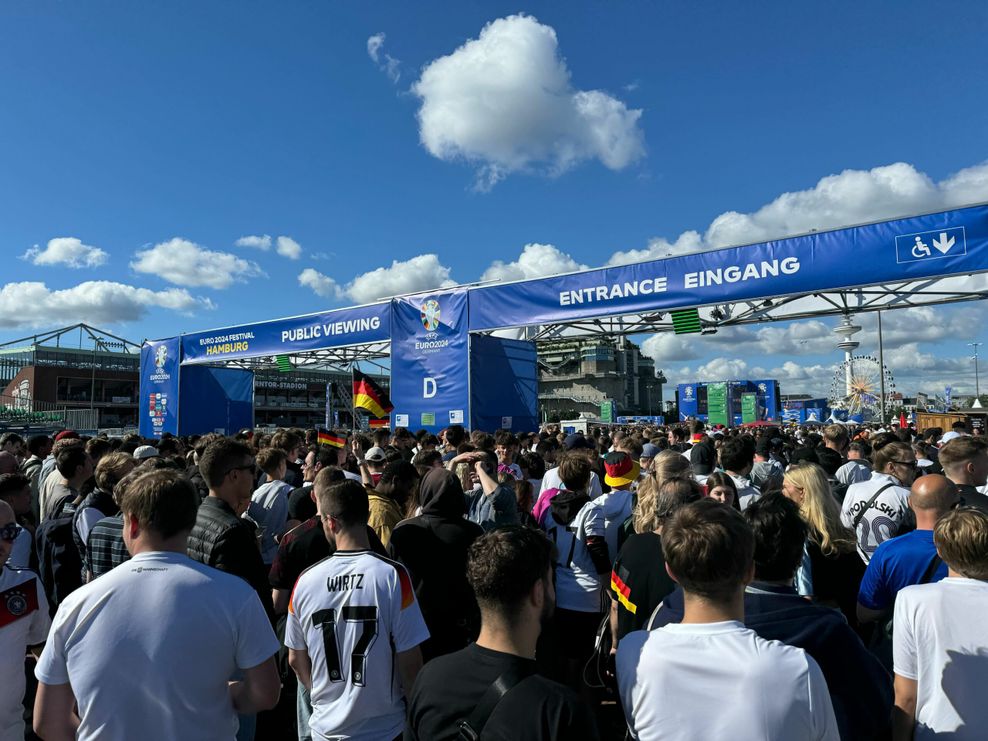 Großer Andrang beim Fanfest auf dem Heiligengeistfeld.