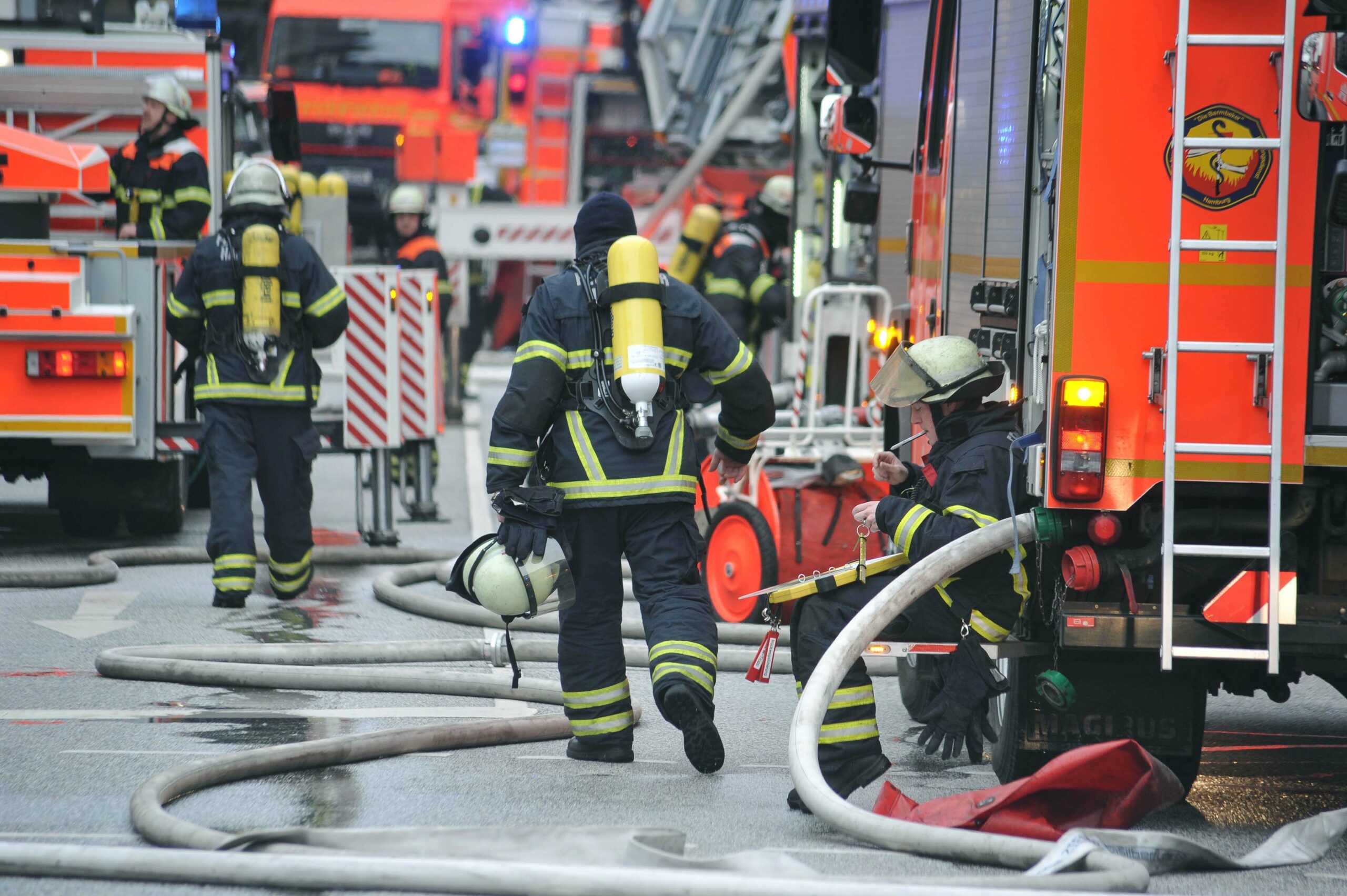 Zimmerbrand in Wohnhaus in Rothenburgsort – Feuerwehr rettet zwei Menschen über leitern