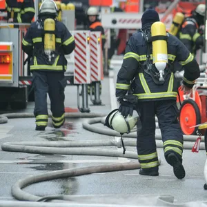 Zimmerbrand in Wohnhaus in Rothenburgsort – Feuerwehr rettet zwei Menschen über leitern