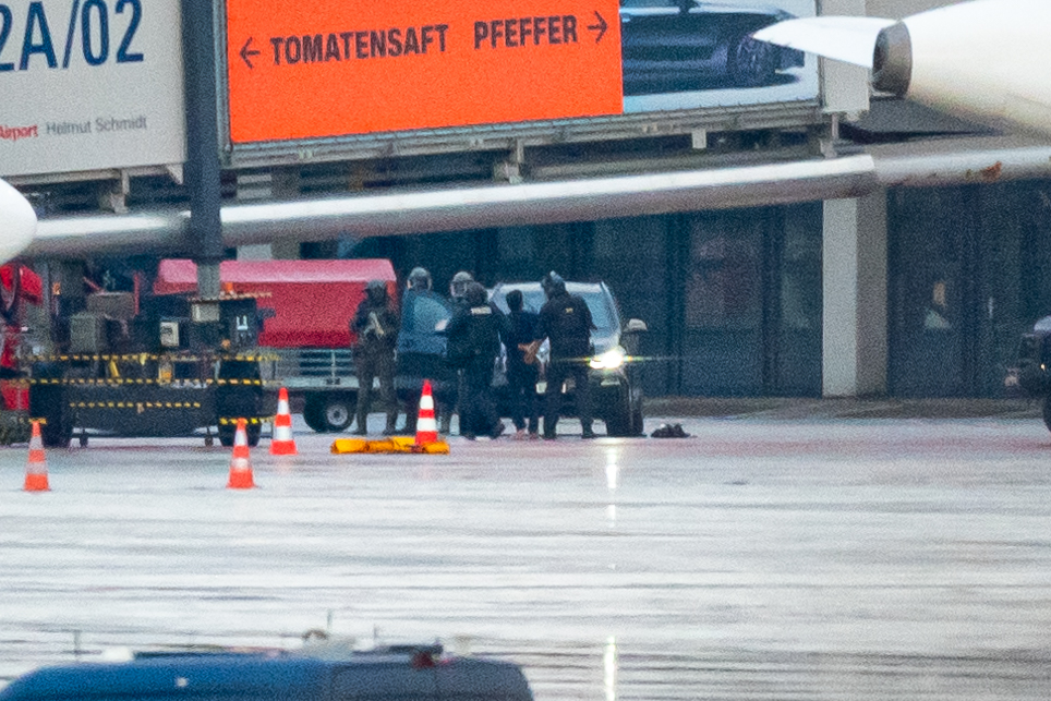 Die Geiselnahme am Hamburger Airport ist beendet. Spezialkräfte der Polizei führen den Täter ab.
