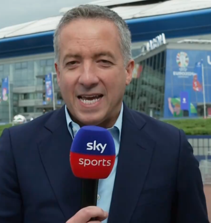 Der Sky-Journalist Kaveh Solhekol vor dem Schalker Stadion