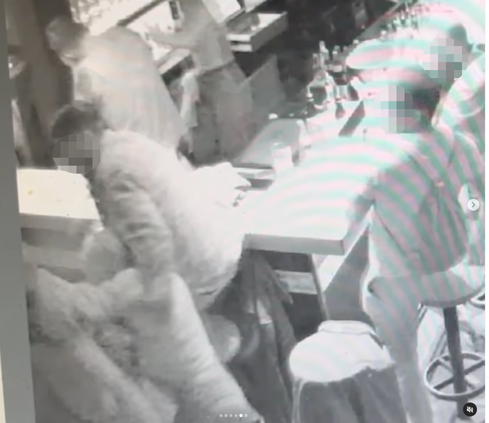 Bild aus dem Video der Überwachungskamera im „Goldfischglas“ direkt nach dem Angriff: Der Barkeeper (o. l.) hält sich die Hand vors Gesicht. Ein Gast (v. l.) springt auf und versucht, den Angreifer (nicht im Bild) festzuhalten.