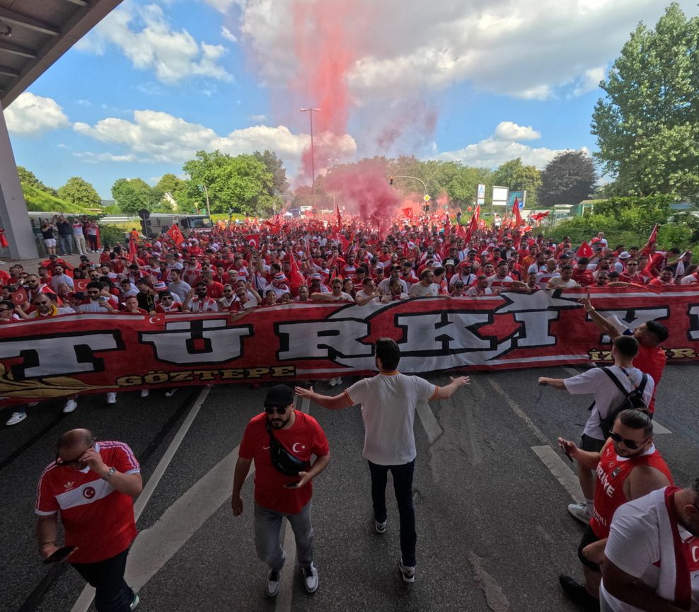 Die türkischen Fans laufen vor dem EM-Spiel im Volksparkstadion heiß.