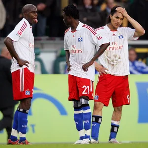 Guy Demel, Jonathan Pitroipa und Paolo Guerrero nach einer HSV-Niederlage