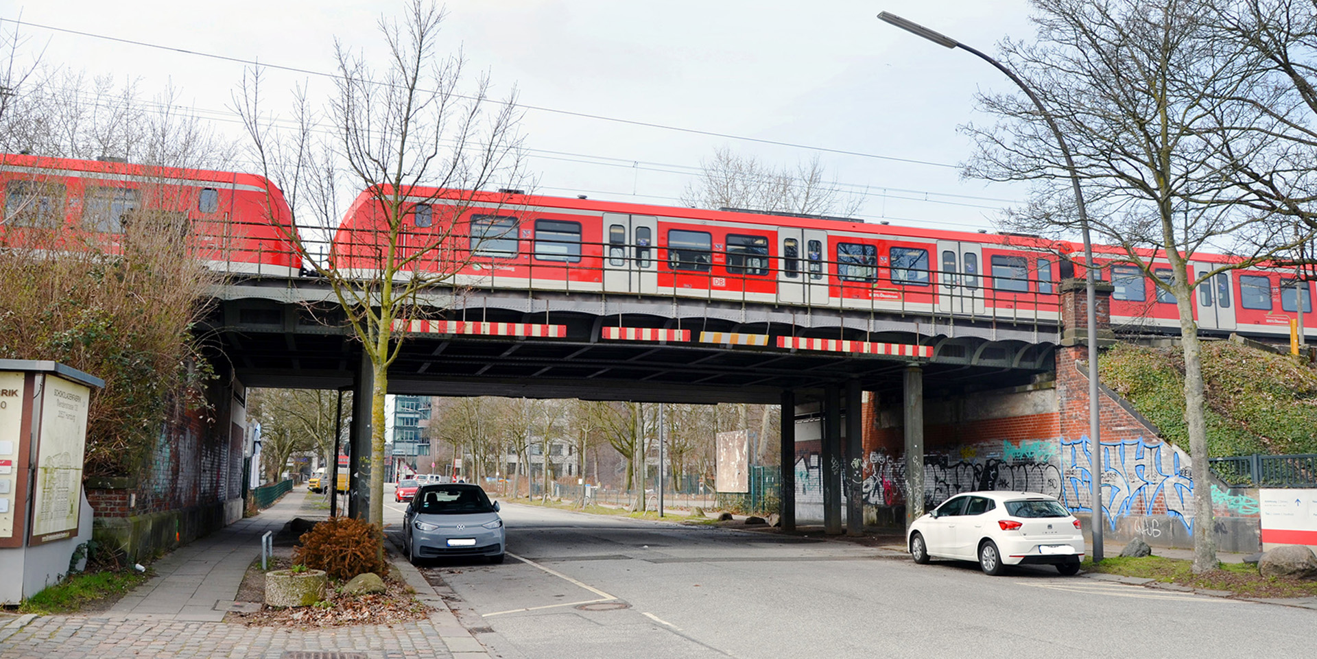 Die Eisenbahnbrücke in der Wendenstraße wird bis voraussichtlich Herbst 2025 erneuert.