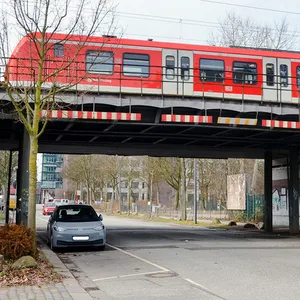 Die Eisenbahnbrücke in der Wendenstraße wird bis voraussichtlich Herbst 2025 erneuert.