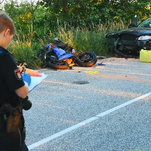 Der 18 Jahre alte Fahrer des Motorrads starb noch am Unfallort, seine 17-jährige Sozia wurde lebensgefährlich verletzt.