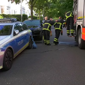 Polizei und Feuerwehr im Buttersäure-Einsatz an der Uni.