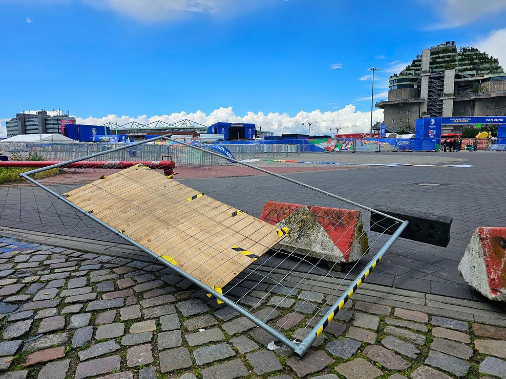 Eine umgestürzte Barrikade in der Fan Zone