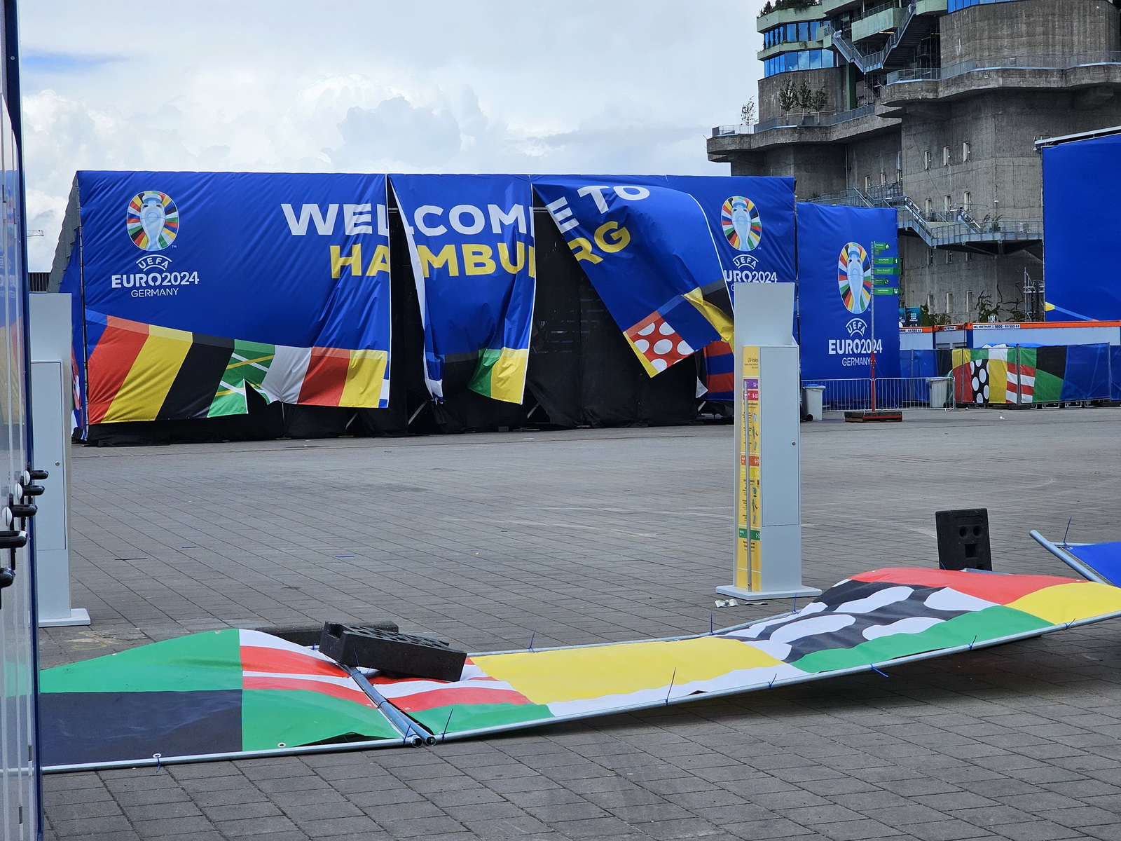 Umgestürzte Barrikaden und zerrissene Banner in der Fan Zone am Heiligengeistfeld