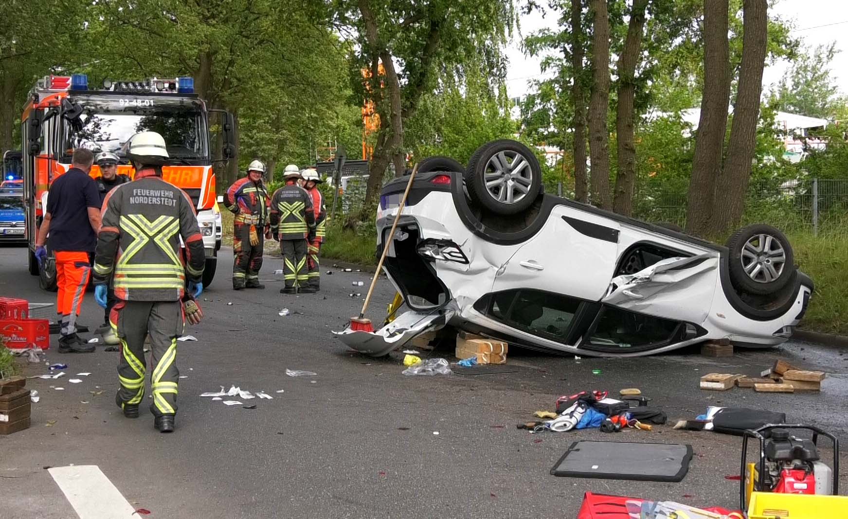 Senior kommt in Norderstedt mit Auto von der Straße ab, kracht gegen drei Bäume und überschlägt sich – Rettungskräfte reanimieren ihn