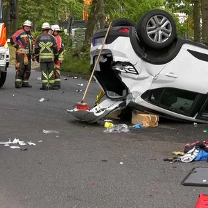 Senior kommt in Norderstedt mit Auto von der Straße ab, kracht gegen drei Bäume und überschlägt sich – Rettungskräfte reanimieren ihn