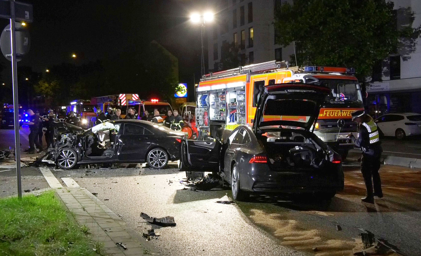 Audi-Fahrer rast am Grundelberg in Gegenverkehr – Mann in lebensgefahr, Schaulustige reagieren aggressiv