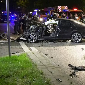 Audi-Fahrer rast am Grundelberg in Gegenverkehr – Mann in lebensgefahr, Schaulustige reagieren aggressiv
