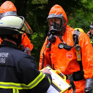 Die Rettungskräfte waren in Schutzanzügen im Einsatz. (Symbolbild)